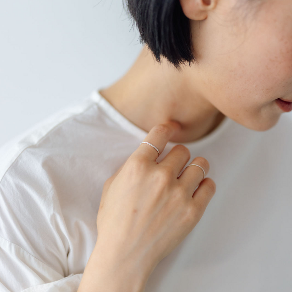 人差し指：muimaur kink mode ring シルバー