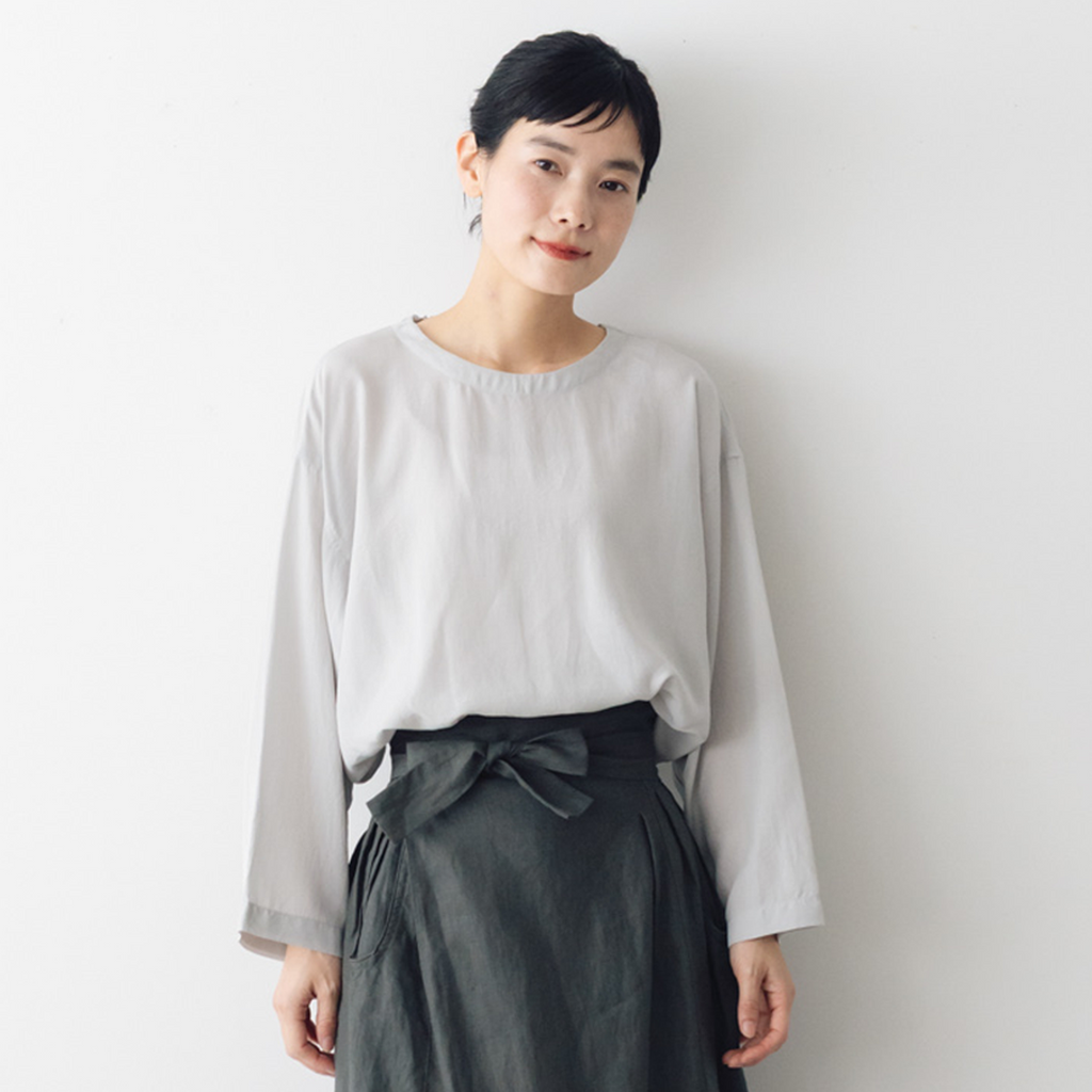 【SALE】 KURASUKOTO Atelier Wardrobe 大人のキュプラ混ブラウス