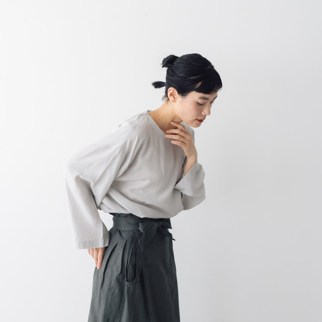 【SALE】 KURASUKOTO Atelier Wardrobe 大人のキュプラ混ブラウス